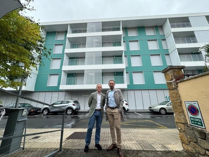 El alcalde de Urretxu, Jon Luqui, y el consejero de Vivienda y Agenda Urbana, Denis Itxaso