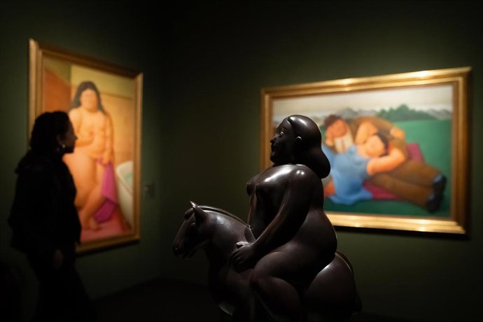 Archivo - Una persona observa una exposición del pintor Fernando Botero, en el Palau Martorell, a 19 de febrero de 2025, en Barcelona