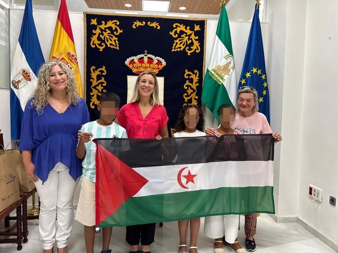 Bienvenida a los menores saharauis que pasarán el verano con familias alcalareñas.