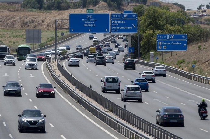 Archivo - Varios vehículos en la autovía A5, a 24 de julio de 2024, en Madrid (España). Con motivo de la celebración de la festividad de Santiago, mañana 25 de julio, en las comunidades de Cantabria, Galicia, Madrid, Navarra y País Vasco y la proximidad d
