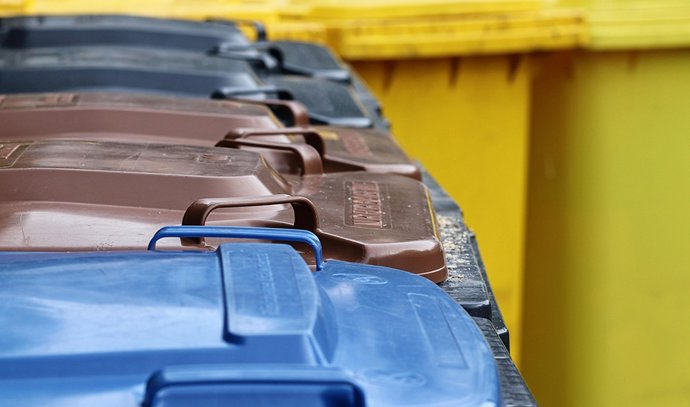 Contenedores de basura para distintos tipos de residuos.