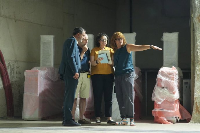 La primera teniente de alcalde del Ayuntamiento de Barcelona, Laia Bonet, ha visitado el proyecto del nuevo vestíbuloque conecta la estación de metro de les Glòries con el interior del DHub Barcelona