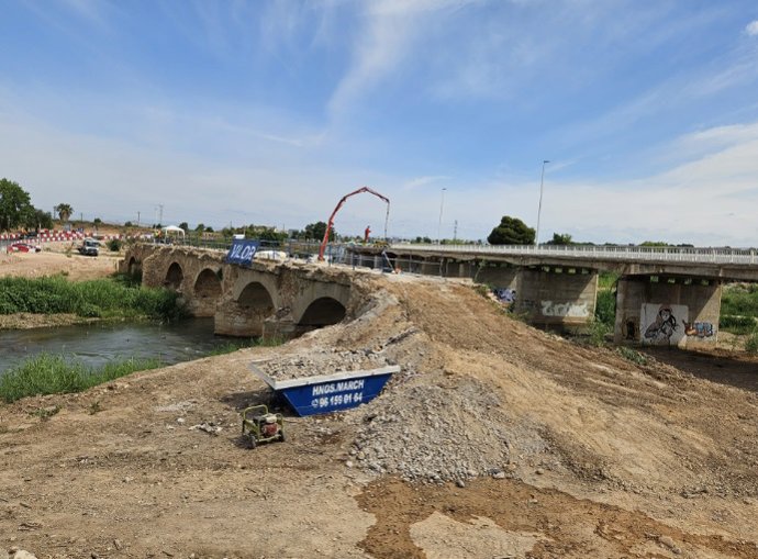 Obras de reconstrucción del Ministerio de Transportes en puentes y pasarelas de Riba-roja de Túria (Valencia) por la dana