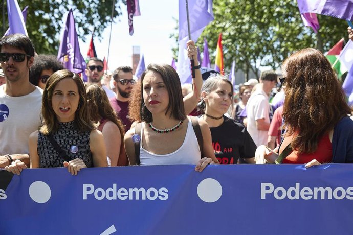 Archivo - La portavoz de Podemos en el Congreso, Ione Belarra (i) y la eurodiputada de Podemos, Irene Montero (d), durante una manifestación contra el rearme y la militarización desde Atocha a Sol, a 7 de junio de 2025, en Madrid (España). 