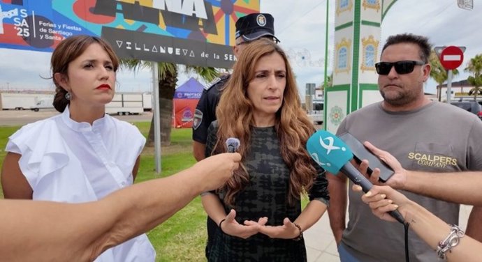 La alcaldesa de Villanueva de la Serena, Ana Belén Fernández, atiende a los medios