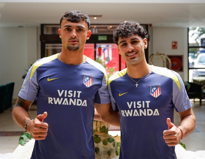 O lateral Marc Pubill (esquerda) e o meio-campista Johnny Cardoso posam juntos no campo de treinamento do Atlético de Madri em Los Ángeles de San Rafael.