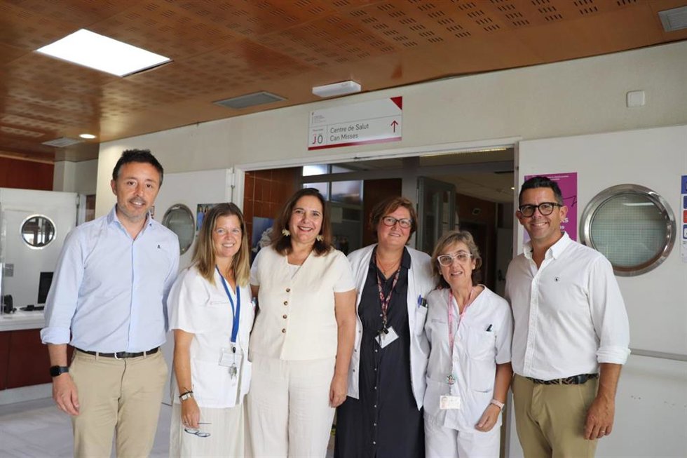 La consellera de Salud, Manuela García, durante su visita al centro de salud de Can Misses.