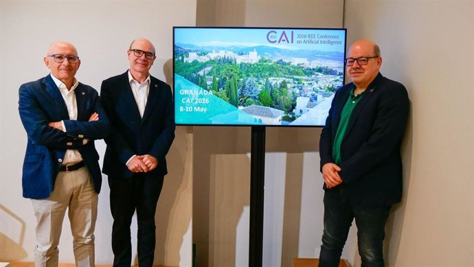 El rector de la UGR, Pedro Mercado, en el centro flanqueado por el vicerrector Enrique Herrera y el director del DaSCI, Francisco Herrera