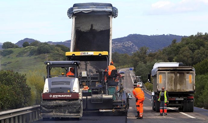 Archivo - Operarios en una carretera