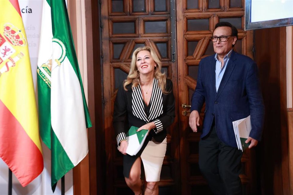 La consejera de Economía, Hacienda y Fondos Europeos y portavoz del Gobierno, CarolinaEspaña; y el consejero de Universidad, Investigación e Innovación, José Carlos Gómez Villamandos, a su llegada a la rueda de prensa. A 23 de julio de 2025, en Sevilla