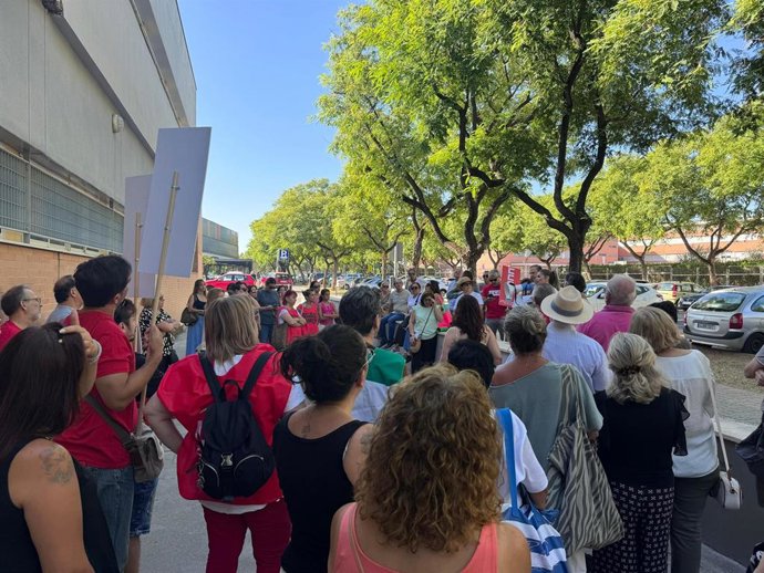 Protesta frente al Centro de Salud Puerta Este Dr. Pedro Vallina por el traslado de los tres últimos pediatras del centro.