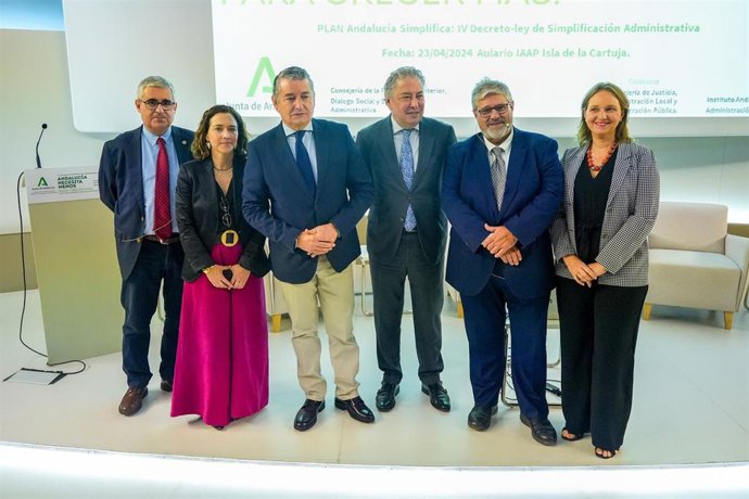 Archivo - Manuel Perera, el primero por la izquierda, en una foto de familia antes de la inauguración de la II Jornada de Simplificación Administrativa.