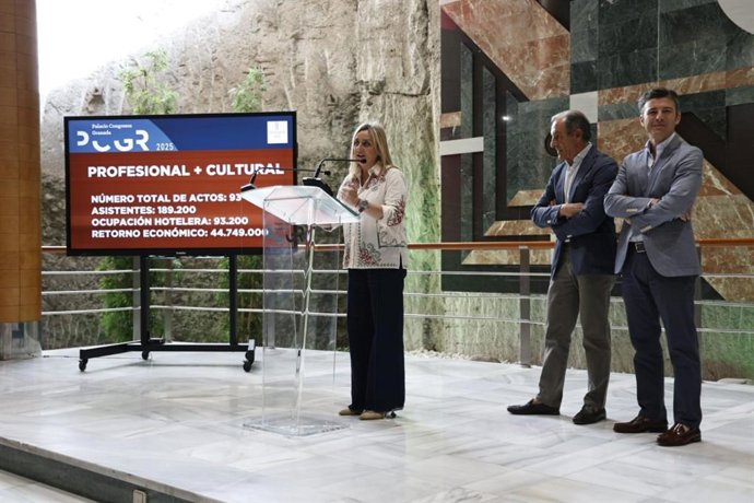 La alcaldesa de Granada, Marifrán Carazo, ha intervenido en la presentación del balance del Palacio de Congresos, en la imagen en presencia de su director, Francisco Barranco, y el primer teniente de alcalde, Jorge Saavedra