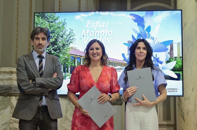 La alcaldesa de València, María José Catalá; la hija de Manolo Valdés, Regina Valdés; y el concejal de Acción Cultural, Patrimonio y Recursos Culturales, José Luis Moreno, en la firma del protocolo de intenciones del Espai Manolo Valdés