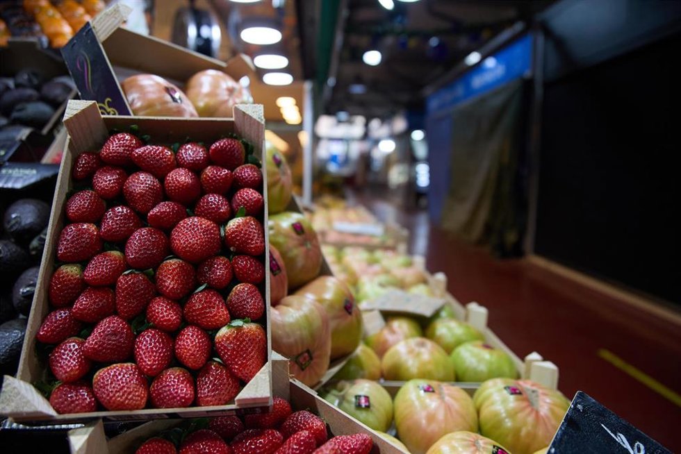 Archivo - Expositor de una frutería en un mercado.
