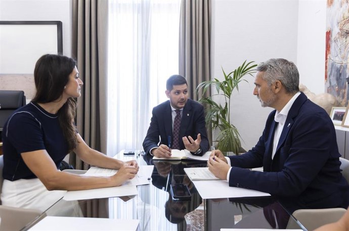 El secretario autonómico de Turismo, José Manuel Camarero, en un encuentro con el alcalde de Gandia, José Manuel Prieto, y la concejala de turismo del municipio, Balbina Sendra