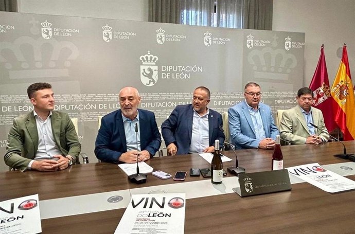 El presidente del Consejo Regulador de la DO León, Rafael Blanco (segundo por la izquierda) y el presidente de la Diputación de León, Gerardo Álvarez Courel (a su derecha), en la presentación de la Feria del Vino.