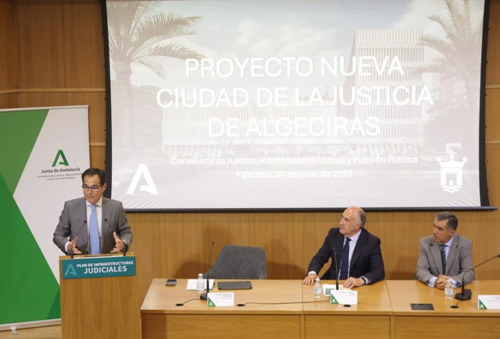 El consejero de Justicia, José Antonio Nieto, presentando el proyecto de la Ciudad de la Justicia de Algeciras el pasado mes de junio.