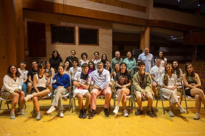Autoridades y participantes en el Campo de Voluntariado del Festival de Mérida
