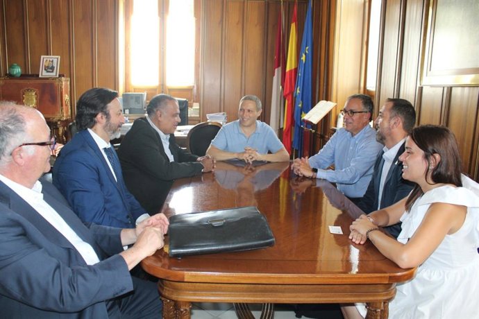 El presidente de la Diputación de Cuenca, Álvaro Martínez Chana, ha conocido en detalle el proyecto del parque de ecoaventura de Toroverde