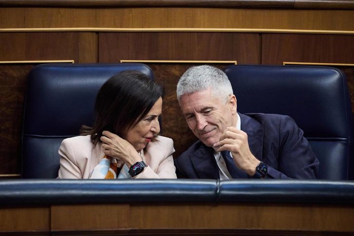 La ministra de Defensa, Margarita Robles, y el ministro del Interior, Fernando Grande-Marlaska, durante un pleno extraordinario en el Congreso de los Diputados