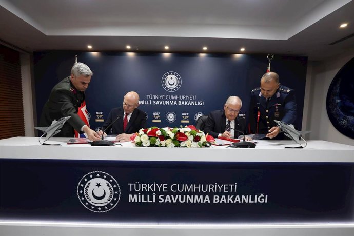 O ministro da Defesa da Turquia, Yasar Guler, em uma cerimônia com seu colega britânico John Healey.