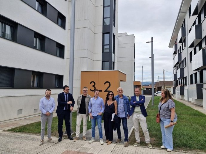 El onsejero de Ordenación de Territorio, Urbanismo, Vivienda y Derechos Ciudadanos, Ovidio Zapico (segundo por la derecha), junto al resto de autoridades, vecinos y responsables de la empresa encargada de las mejoras acometidas en Tremañes.