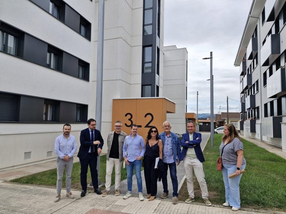El onsejero de Ordenación de Territorio, Urbanismo, Vivienda y Derechos Ciudadanos, Ovidio Zapico (segundo por la derecha), junto al resto de autoridades, vecinos y responsables de la empresa encargada de las mejoras acometidas en Tremañes.