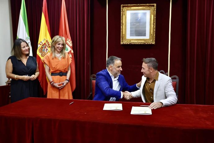 José Mauel Cossi firma con el alcade de Trebujena el convenio para la construcción de viviendas en presencia de la presidenta de Diputación.