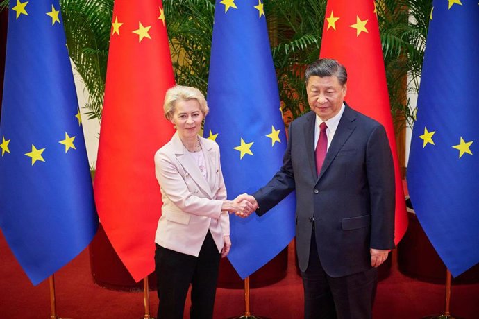 Archivo - La presidenta de la Comisión Europea, Ursula von der Leyen, y el presidente chino, Xi Jinping, en la pasada cumbre UE-China celebrada en 2023.