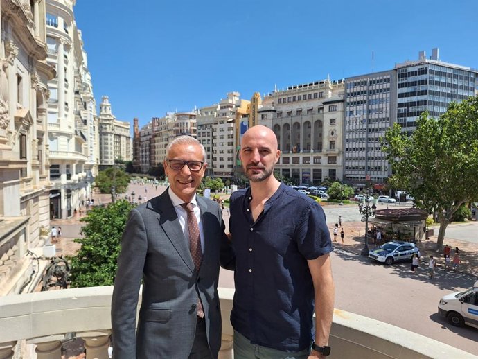 L'il·lustrador Vicent Ramon (d) dissenyarà la imatge gràfica de les Falles 2026