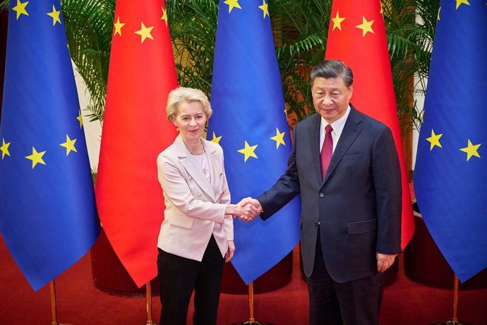 Archivo - Arquivo - A presidente da Comissão Europeia, Ursula von der Leyen, e o presidente chinês, Xi Jinping, na cúpula UE-China em 2023.