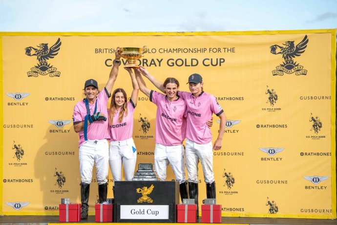 Entrega del trofeo en el British Open Polo Championship
