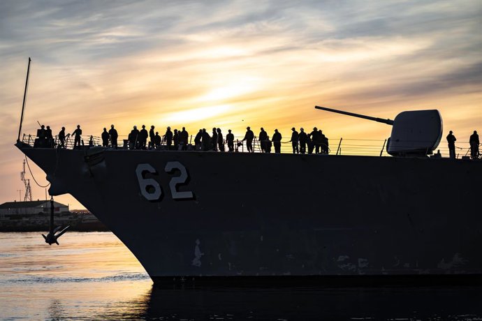 Archivo - 27 de fevereiro de 2025 - Port Hueneme, Califórnia, EUA - O destróier de mísseis guiados classe Arleigh Burke USS Fitzgerald (DDG 62) realiza uma escala a bordo da Base Naval Ventura County (NBVC) Port Hueneme, em 27 de fevereiro. O Fitzgerald e