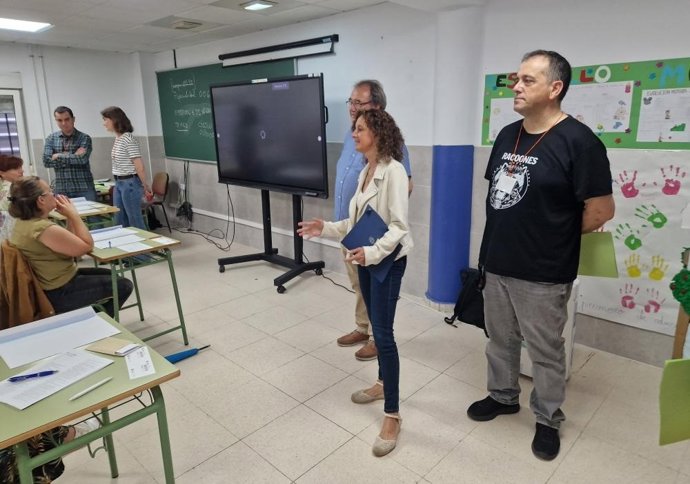 La consejera Eva Ledo durante la visita que realizó el día 21 de junio a un centro en Avilés con motivo del inicio de las oposiciones.