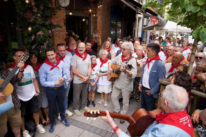 Casares y Fernández participan en el homenaje a Chema Puente con motivo de la Semana Grande y el PSOE anuncia que propondrá que 'Santander, la marinera' sea himno oficial de la ciudad