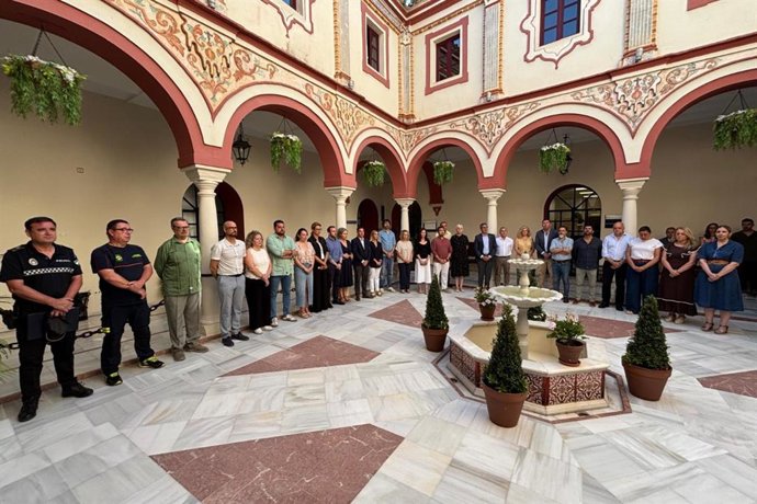 Concentración en el Ayuntamiento de Alcalá en memoria de los operarios fallecidos en el accidente laboral