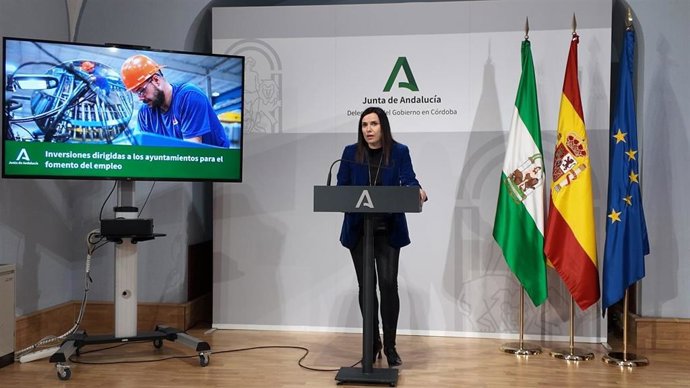 Archivo - La delegada de Empleo de la Junta en Córdoba, María Dolores Gálvez, en una rueda de prensa.