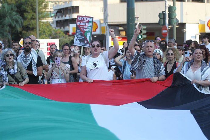 Archivo - Arquivo - 9 de junho de 2025, Atenas, Grécia: Manifestantes agitam bandeiras palestinas durante uma manifestação de solidariedade a Gaza e à Palestina do lado de fora da embaixada de Israel em Atenas, depois que Israel deteve 12 voluntários inte