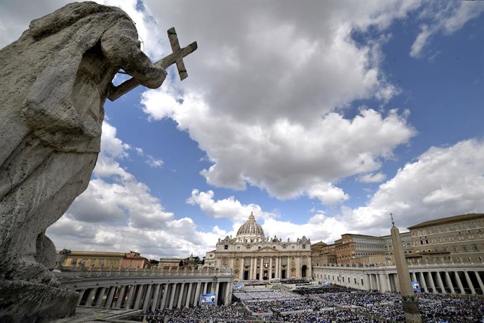 Archivo - Miles de personas durante la misa de inicio de Pontificado del Papa León XIV, en la plaza de San Pedro, en la plaza de San Pedro, a 17 de mayo de 2025, en Ciudad del Vaticano. Con esta ceremonia se marca el inicio del ministerio petrino del esta