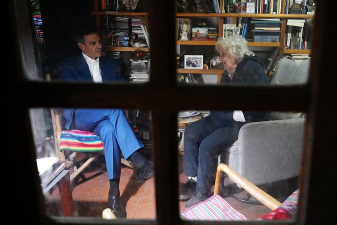 Sánchez traslada a la viuda de Mujica la "profunda admiración" de los españoles por su legado