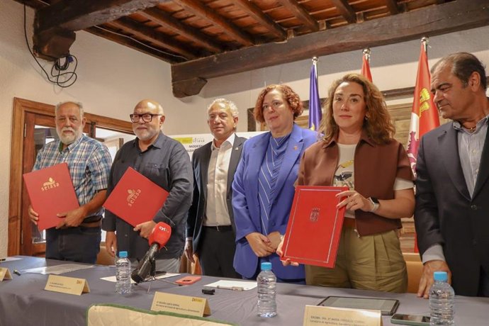 La secretaria de Estado de Agricultura y Alimentación, Begoña García (tercera por la derecha) y la consejera de Agricultura, Ganadería y Desarrollo Rural, María González (a su derecha), en las firma de los convenios.