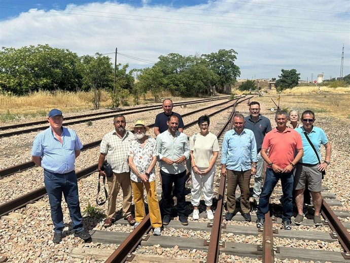Santiago (5º dcha.), en las vías del tren a su paso por Peñarroya junto a representantes de su formación y de colectivos en el Guadiato.