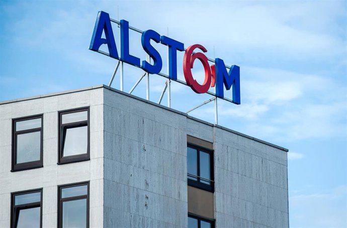 Archivo - Logo de Alstom en unas oficinas en Alemania.