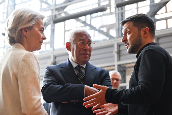 Archivo - Los presidentes del Consejo Europeo, António Costa, y de la Comisión Europea, Ursula von der Leyen, escuchan al presidente de Ucrania, Volodimir Zelenski, a su llegada a una cumbre de líderes de la UE en Bruselas.