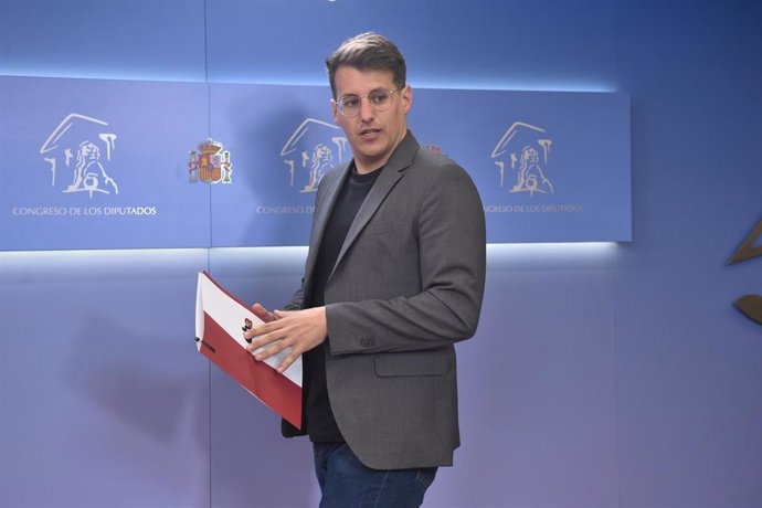 Archivo - El diputado de Sumar Jorge Pueyo llega a una rueda de prensa en el Congreso de los Diputados, a 1 de abril de 2025, en Madrid (España).