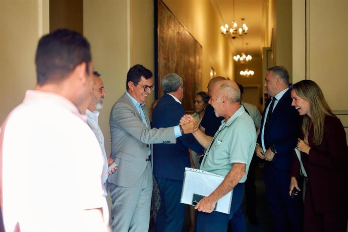 El consejero de Obras Públicas, Transportes y Vivienda del Gobierno de Canarias, Pablo Rodríguez, saluda a los transportistas tras la aprobación de la modificación de la ley de transportes
