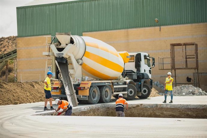 Trabajadores durante las obras de construcción de la nueva línea de Tratamiento del Residuo Orgánico en el Complejo Ambiental de Almería.