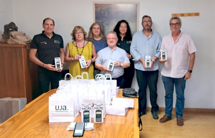 Entrega de calculadoras a la cárcel de Jaén para ser utilizadas por los internos en el curso 'Matemagia'