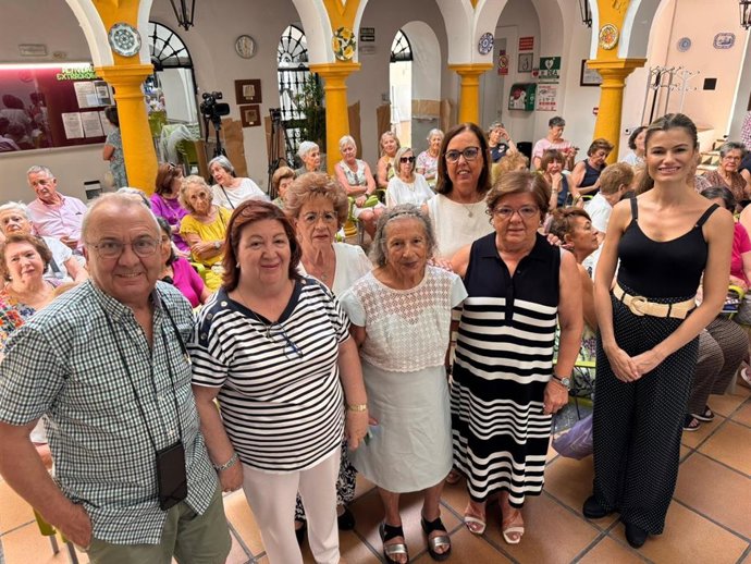 Sánchez (2ª dcha.) durante la presentación en el Centro de Participación Activa (CPA) Córdoba I.